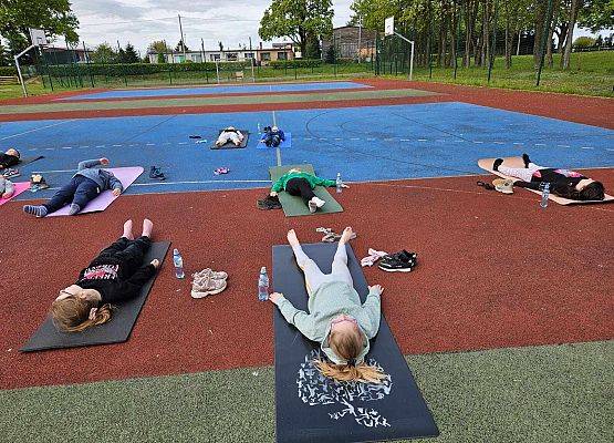 dzieci wykonują ćwiczenia gimnastyczne