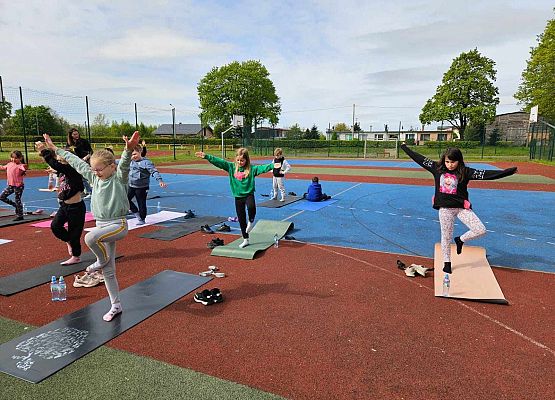 dzieci wykonują ćwiczenia gimnastyczne