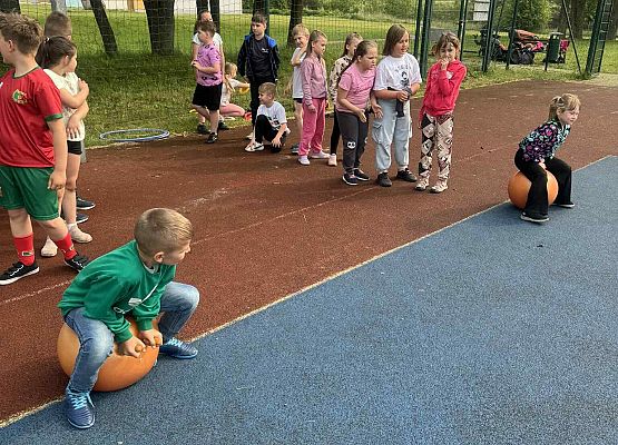 zajęcia sportowe na szkolnym boisku