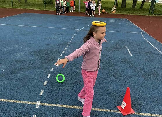 zajęcia sportowe na szkolnym boisku