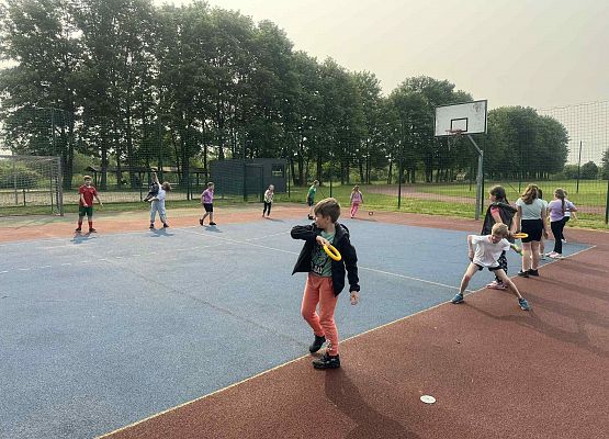 zajęcia sportowe na szkolnym boisku