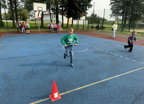 zajęcia sportowe na szkolnym boisku