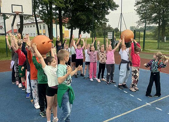 zajęcia sportowe na szkolnym boisku