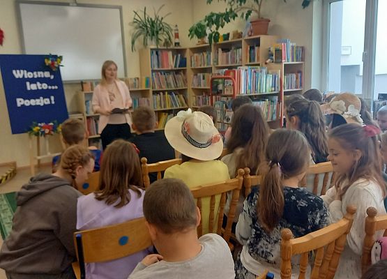 nauczycielka wyjaśnia zasady konkursu