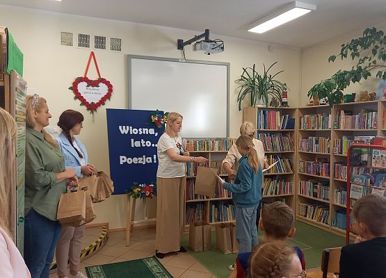 uczennica odbiera nagrodę