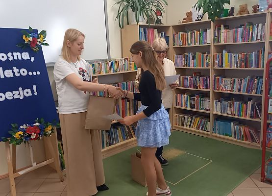 uczennica odbiera nagrodę