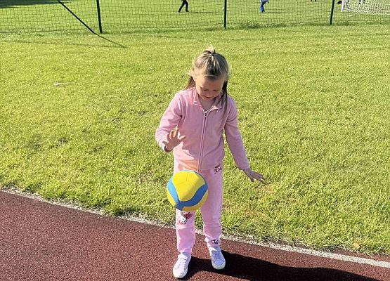 uczennica odbija piłkę