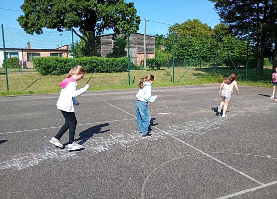 dzieci grają w klasy