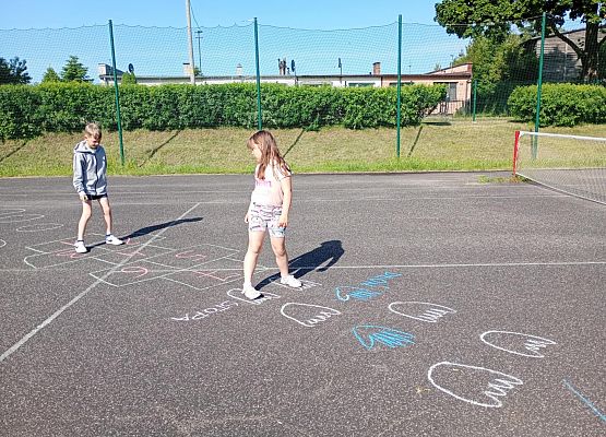 uczniowie grają w klasy