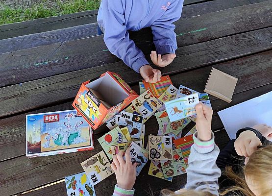 uczniowie grają w gry planszowe