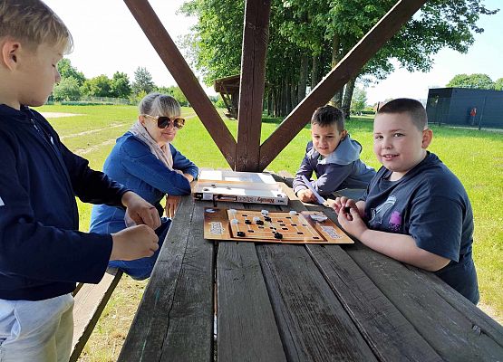 uczniowie grają w gry planszowe