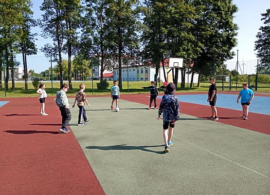 uczniowie grają w piłkę nożną