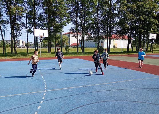 uczniowie grają w piłkę nożną