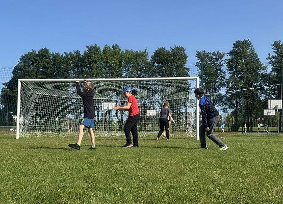 uczniowie grają w piłkę nożną