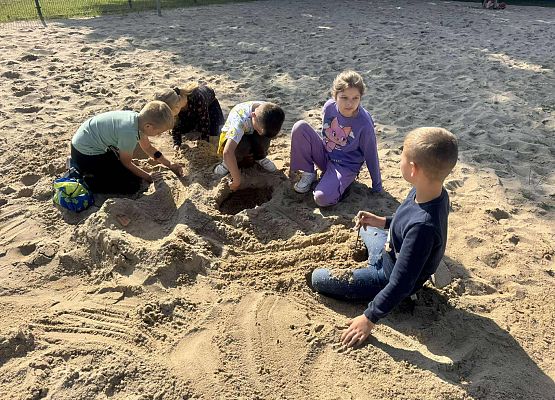 uczniowie podczas zabawy w piasku