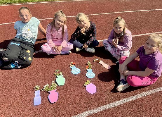 uczniowie prezentują bukiety