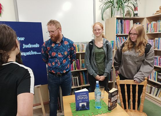 uczestnicy spotkania z autorem