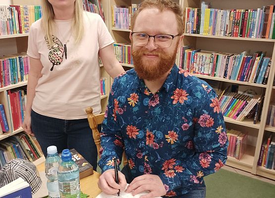 autor podpisuje książkę