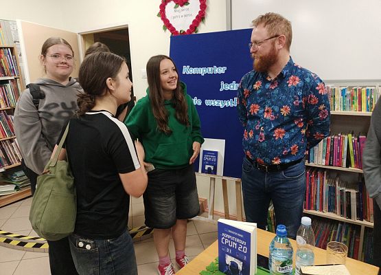 autor rozmawia z czytelnikami