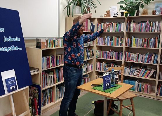 autor rozmawia z czytelnikami