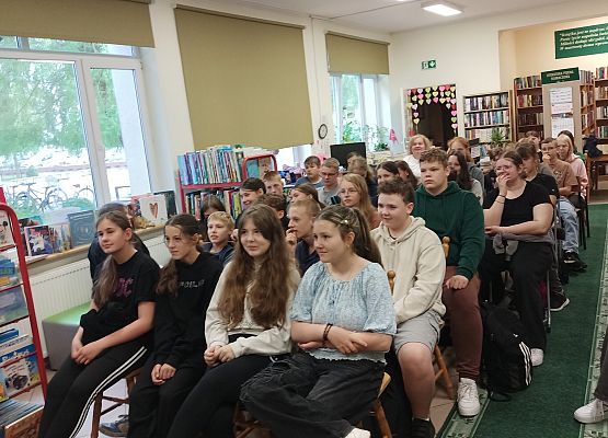 uczestnicy spotkania słuchają