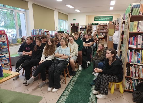 uczniowie słuchają autora