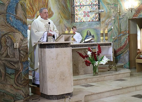 ksiądz podczas mszy