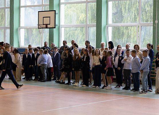 uczniowie stoją w sali podczas apelu