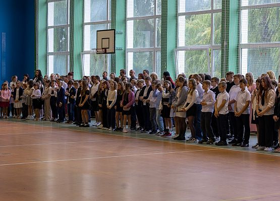 uczniowie stoją w sali podczas apelu