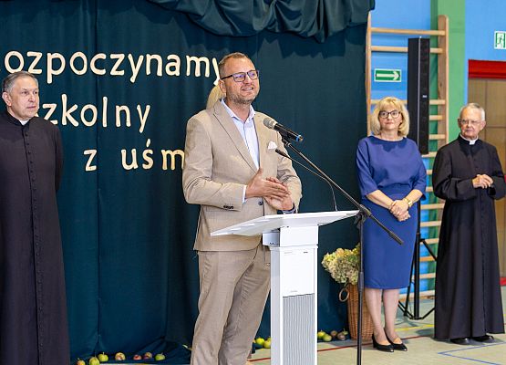 wójt przemawia do uczniów