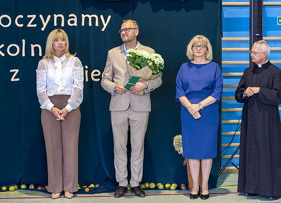 przewodnicząca rady rodziców, wójt, pani wicedyrektor. ksiądz
