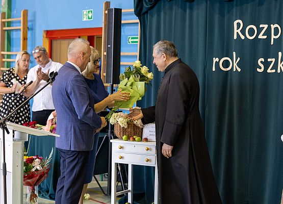 dyrektor wręcza kwiaty