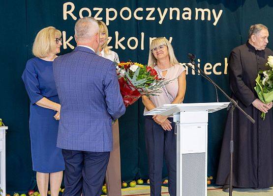 dyrektor wręcza kwiaty