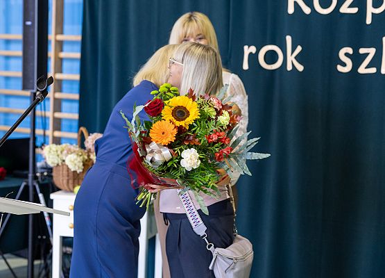 pani wicedyrektor gratuluje nauczycielce