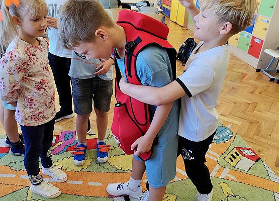 uczniowie podczas zajęć z pierwszej pomocy