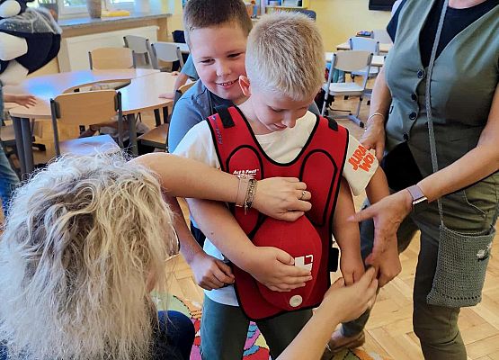 uczniowie podczas zajęć z pierwszej pomocy