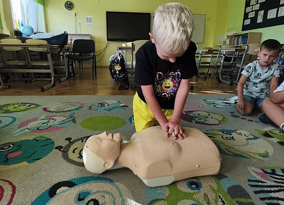 uczniowie podczas zajęć z pierwszej pomocy