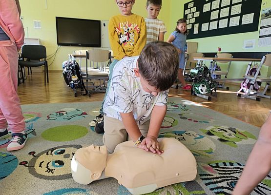 uczniowie podczas zajęć z pierwszej pomocy