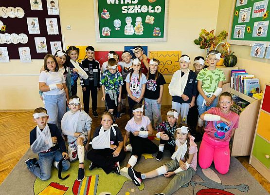 zdjęcie grupowe uczniów podczas zajęć z udzielania pierwszej pomocy