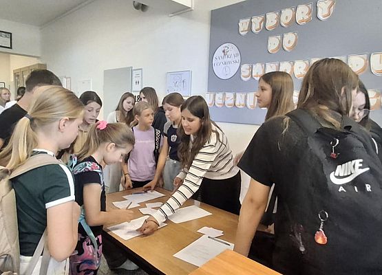 uczniowie podczas głosowania