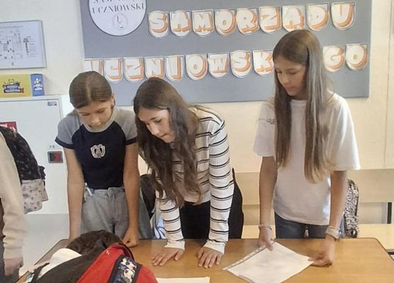 uczniowie podczas głosowania