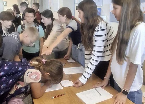 uczniowie podczas głosowania