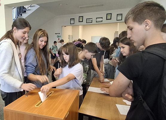 uczniowie podczas głosowania