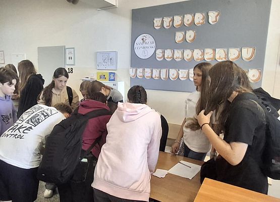 uczniowie podczas głosowania