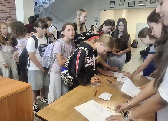 uczniowie podczas głosowania