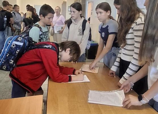 uczniowie podczas głosowania