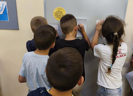 uczniowie wykonują zadania