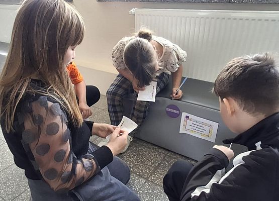 uczniowie wykonują zadania