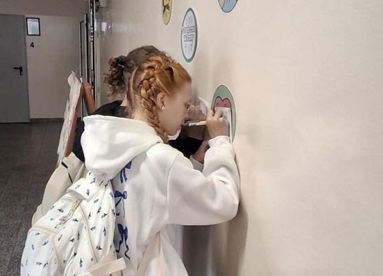 uczennica wykonuje zadanie