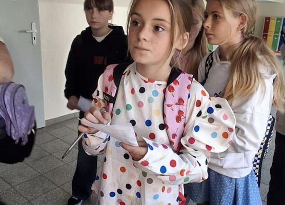 uczennica w stroju w kropki